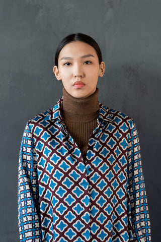 Woman posing with a brown turtleneck under a chikankari kurti