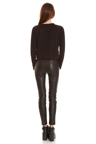 femme dans une tenue de leggings en cuir noir