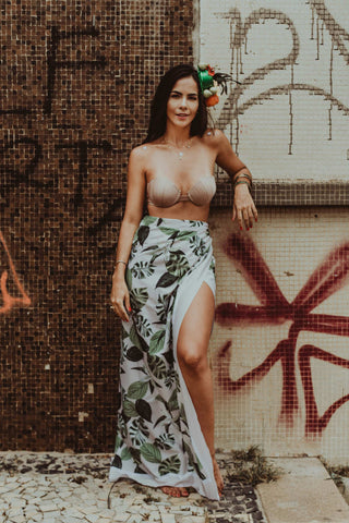 Frau posiert mit langem Sarong und Bikinioberteil