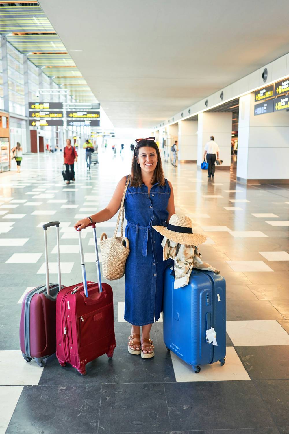 süßes Flughafen-Outfit, blaues Kleid
