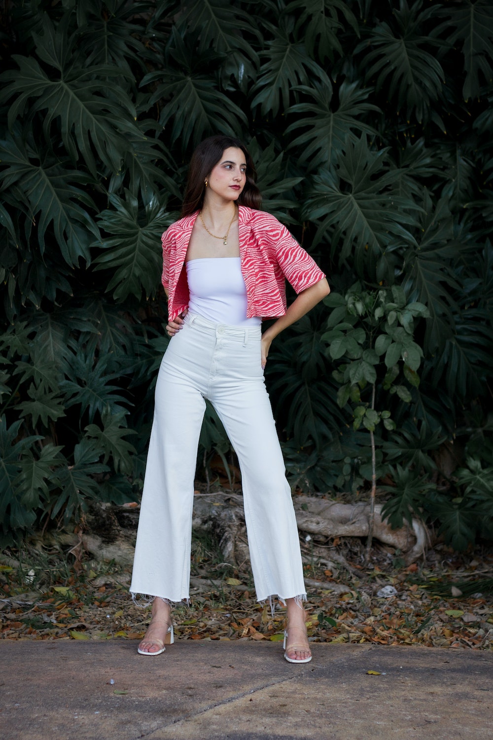 White Pants: 40 Best Outfits For Women In 2023 cropped jeans and cropped shirt