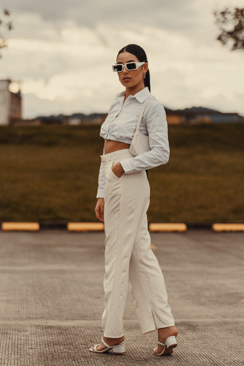 White Pants: 40 Best Outfits For Women In 2023 crop shirt and heels