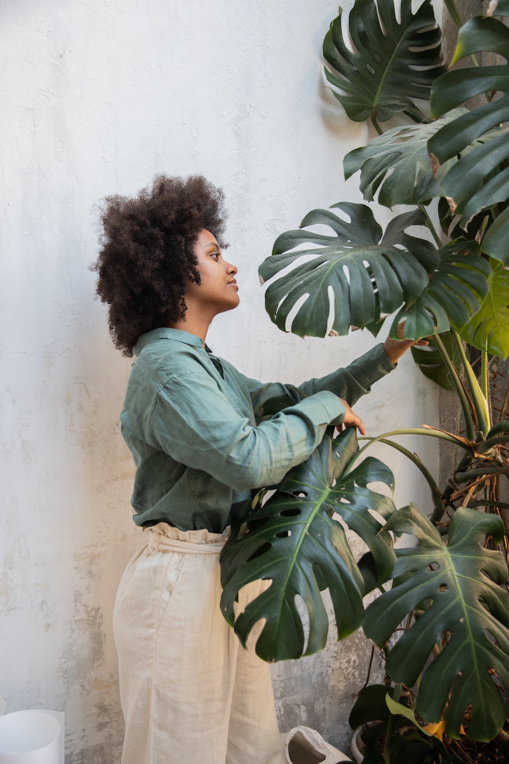 White Pants: 40 Best Outfits For Women In 2023 tucked linen shirt