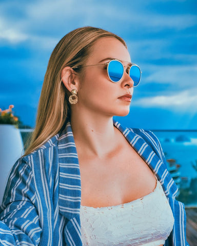 Sonnenbrillen für Kreuzfahrt-Outfits von Virgin Voyages