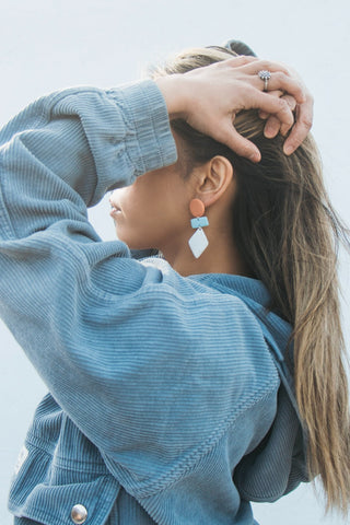cute beach date outfit blue earrings