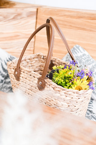 cute beach date outfit straw bag