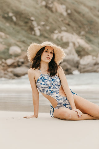 cute beach date outfit straw hat