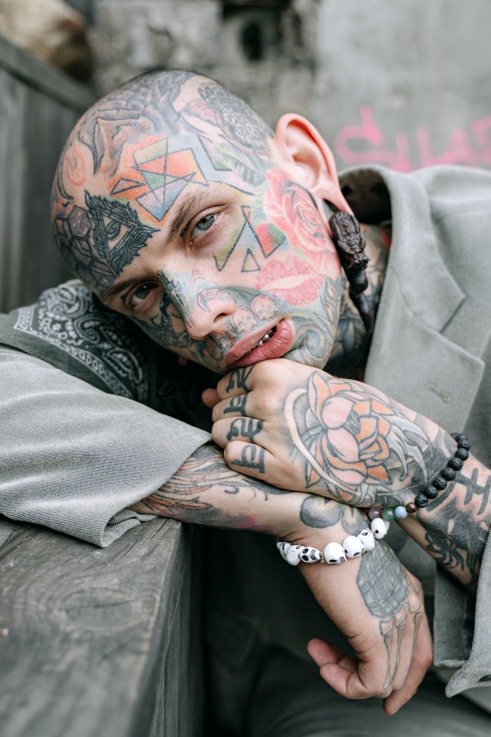 Comment la société veut que les hommes habillent les piercings et les tatouages