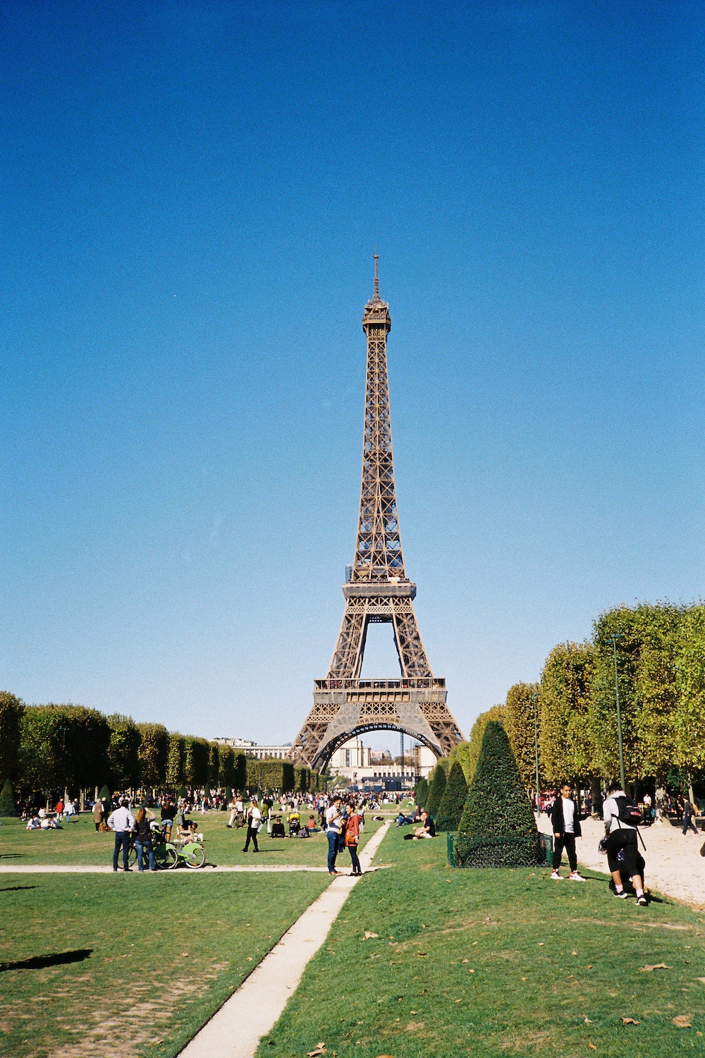 Eiffel Tower outfits travel tips