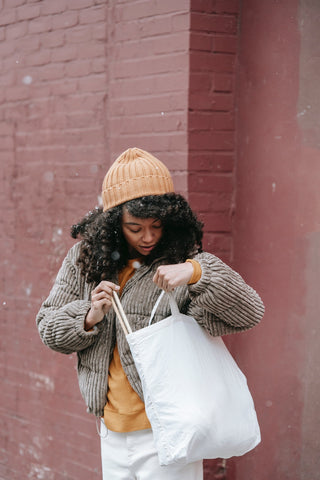 art museum date outfit tote