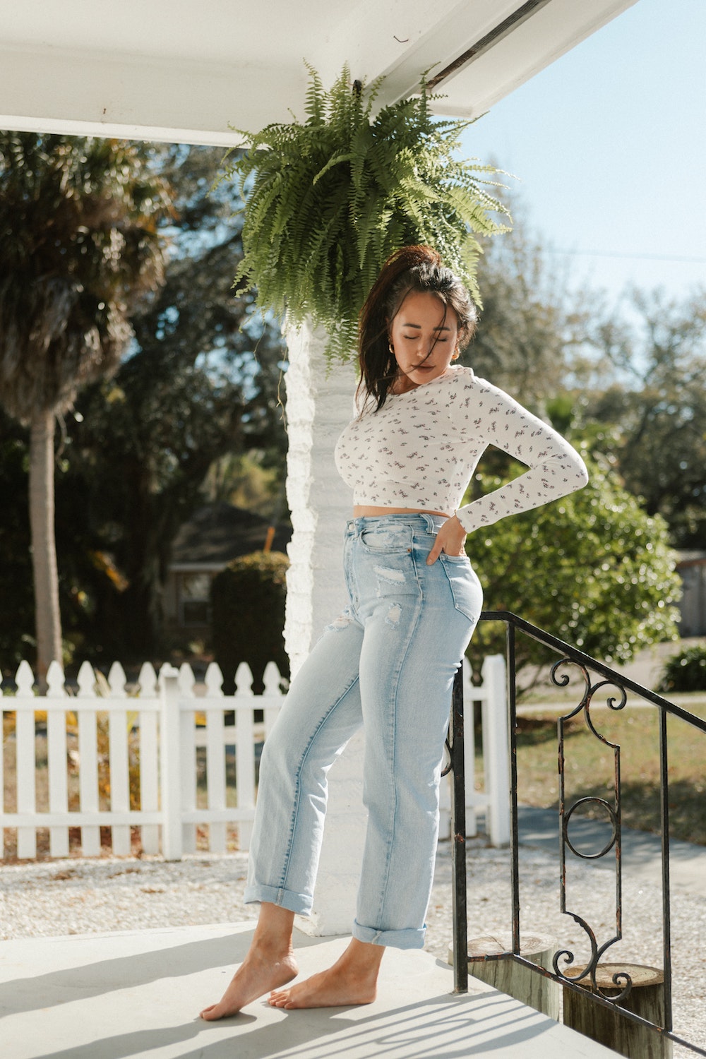 art museum date outfit jeans