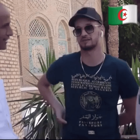 Soolking avec le t-shirt passeport algérien