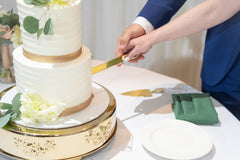 cutting the wedding cake