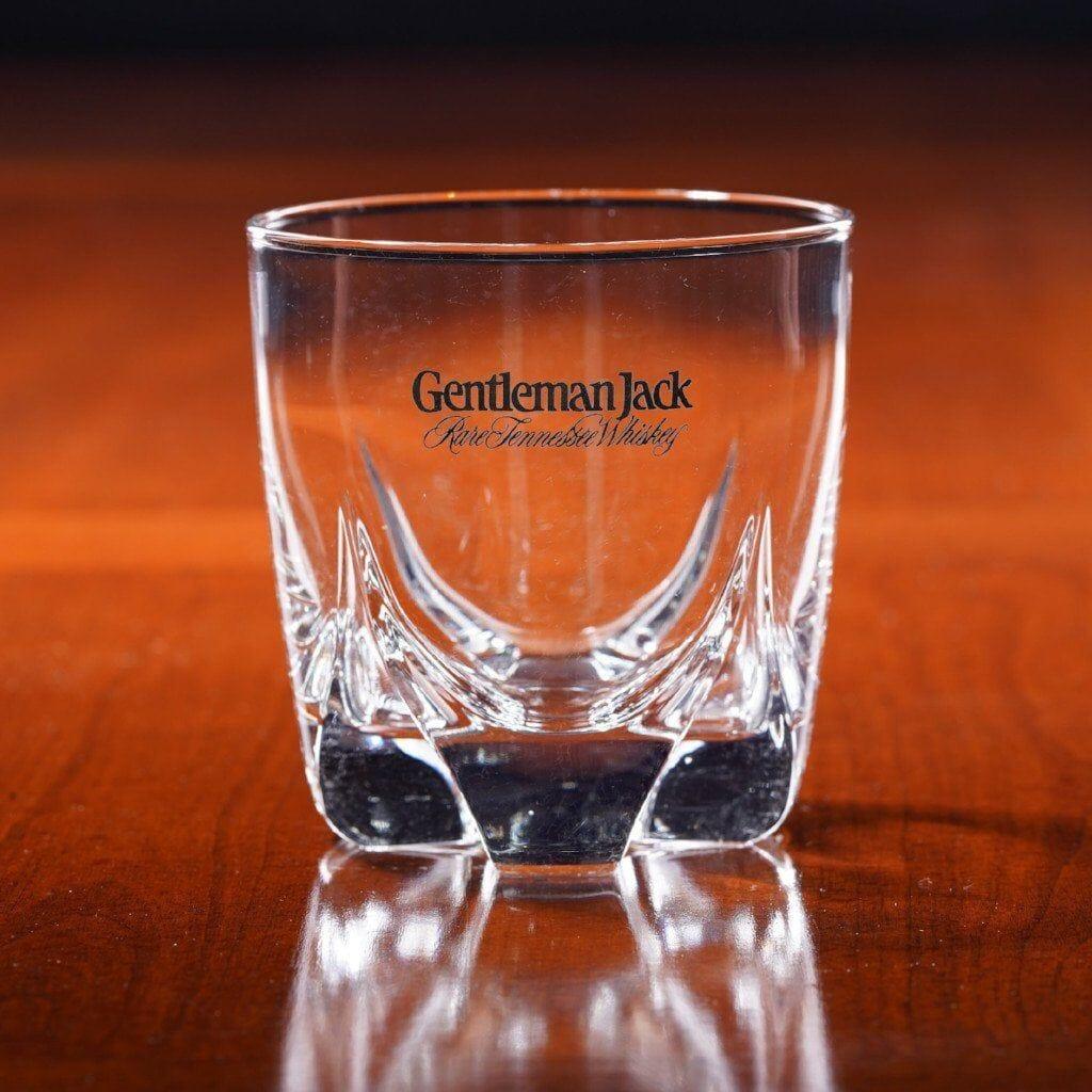 Сьюзи гласс джентльмены. Gentleman Jack со стаканами. Лого виски джентльмен.