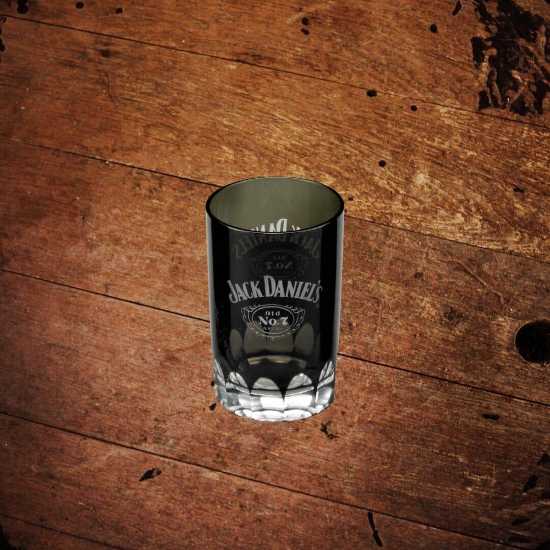 https://cdn.shopify.com/s/files/1/0006/4903/5835/products/jack-daniels-black-glass-shot-glass-597210_1600x.jpg?v=1697437076