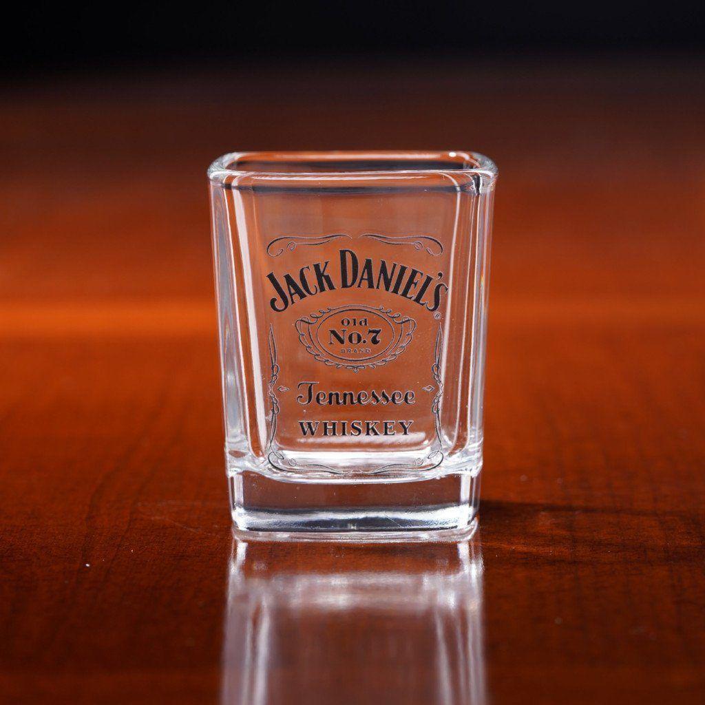 https://cdn.shopify.com/s/files/1/0006/4903/5835/products/jack-daniels-label-logo-shot-glass-454274_1600x.jpg?v=1697423287