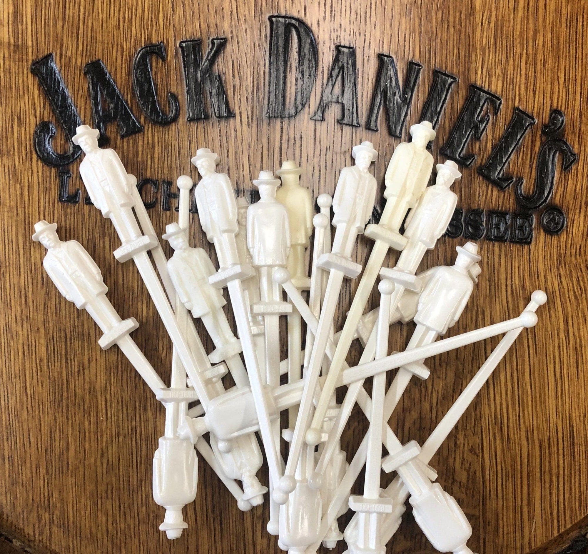 https://cdn.shopify.com/s/files/1/0006/4903/5835/products/jack-daniels-statue-stirrer-881997_2000x.jpg?v=1697415623