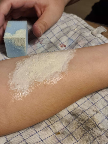 flydende latex på hud med svamp