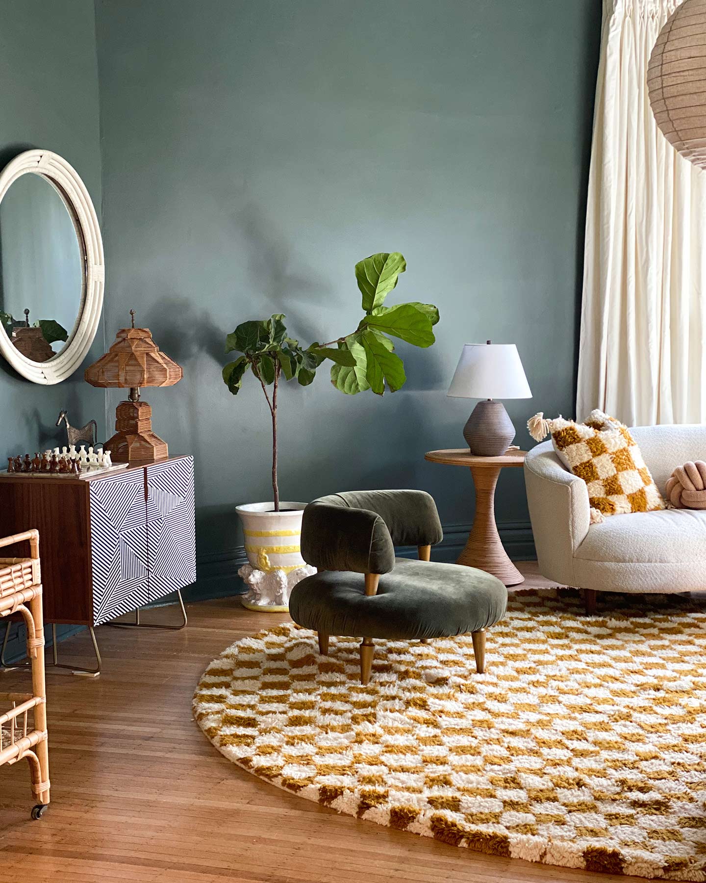 Dark Green Paint Brings a Vintage-Filled Living Room to Life – Clare