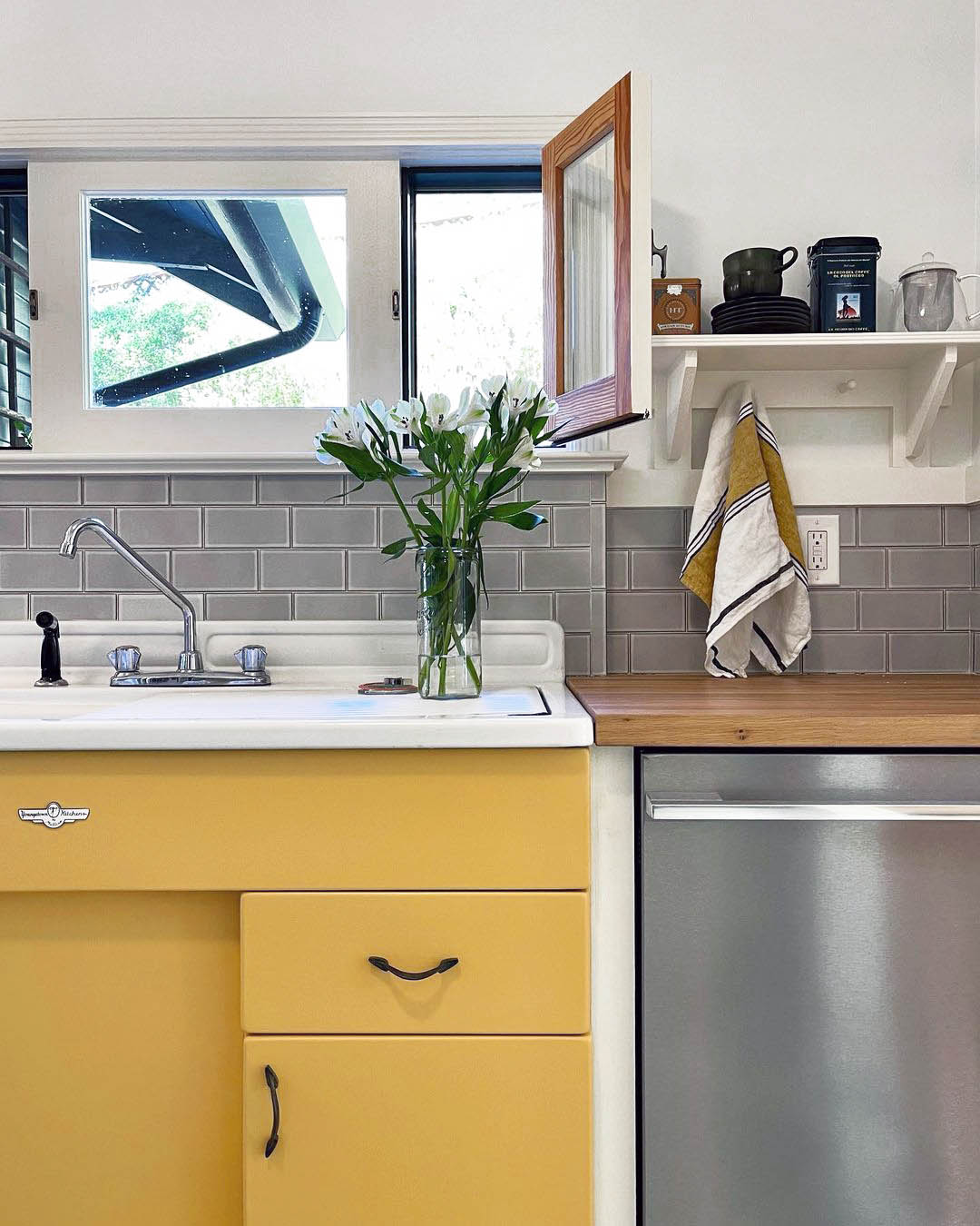 Modern Color Splash: Gorgeously Green Kitchen Cabinets that Usher