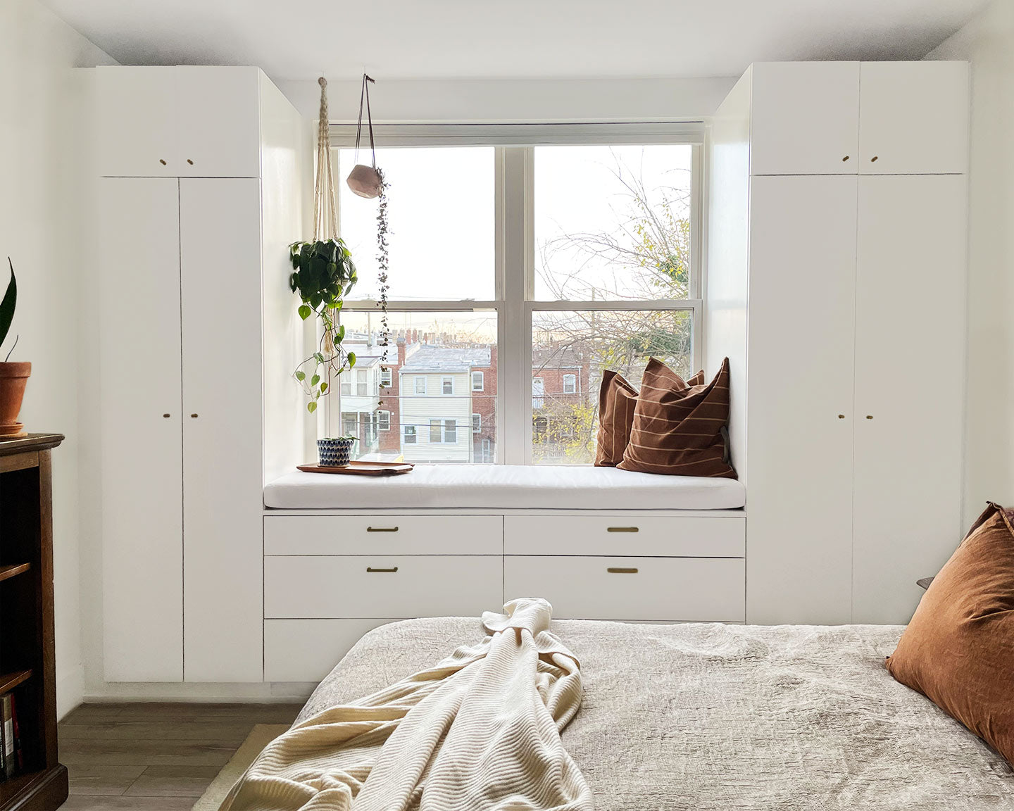 Simple Bedroom Decorating Ideas | Clare