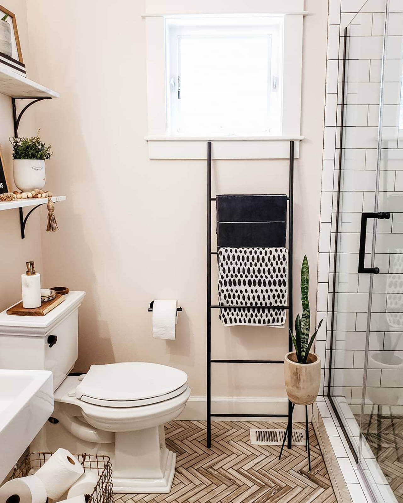 Ideas for Decorating a Bathroom on a Budget