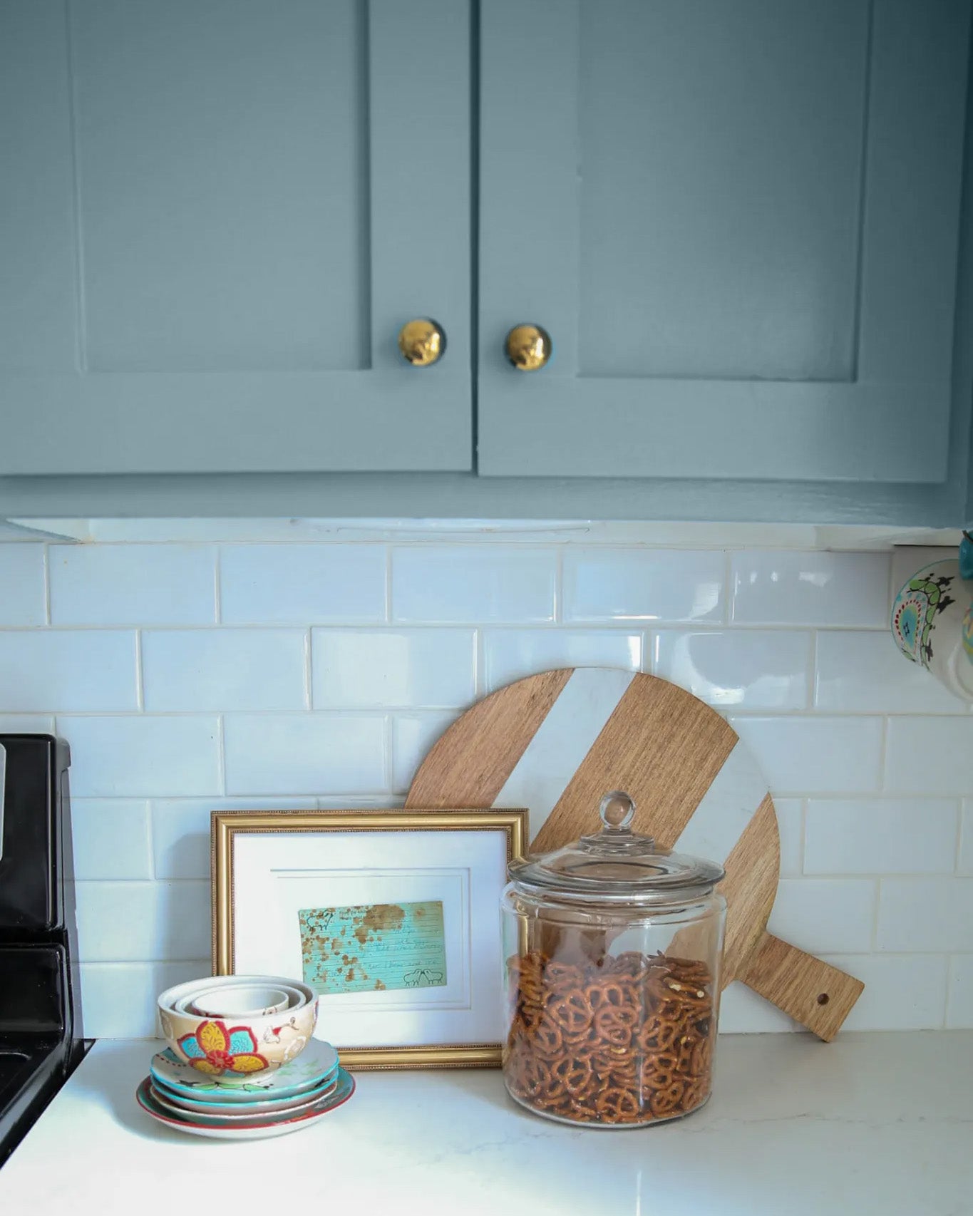 These Blue Kitchen Cabinets are Coastal Grandmother Perfection. And they’re proof you don’t need to spend a ton to refresh your space. Here’s how to pull off a budget-friendly refresh with blue kitchen cabinets.