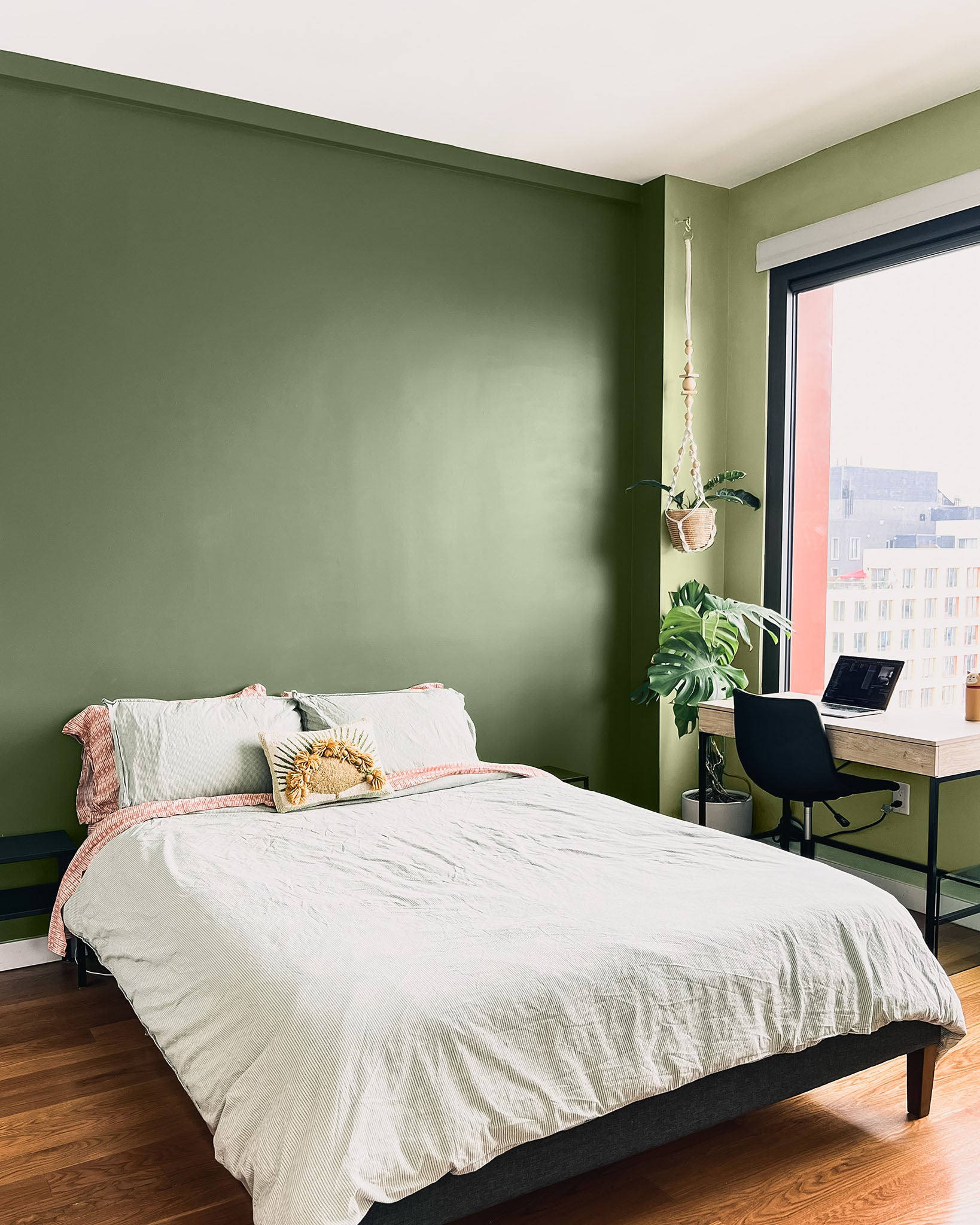 Dark Green Paint Brings a Vintage-Filled Living Room to Life – Clare