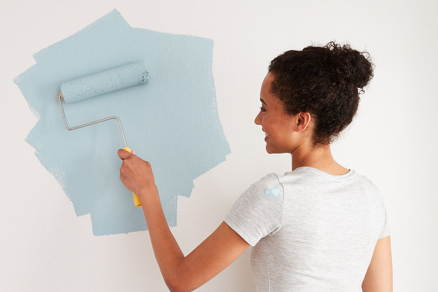 How much does it cost to paint a room? From hiring painting services to DIY, these must-read tips will help you plan & budget for your interior paint project.