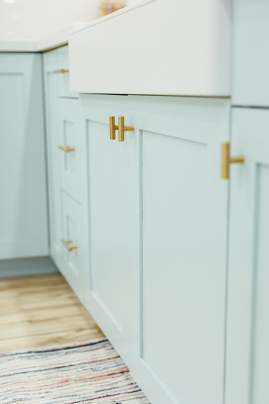 https://cdn.shopify.com/s/files/1/0006/6558/3668/files/robyn_kitchen_cabinet_colors_Headspace-Detail-1.jpg?v=1622815755