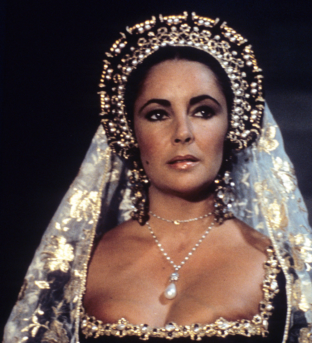 Elizabeth Taylor Wearing La Peregrina