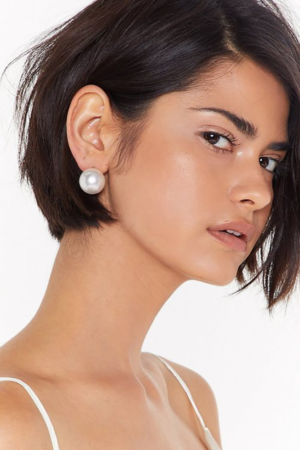 Pearl Jewelry Fashion Trends Fall 2022: Large Pearl Earrings