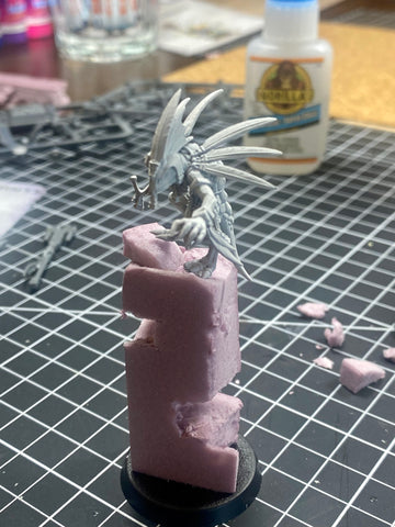 Unpainted Skink Starpriest watches over the battlefield on this ruined column