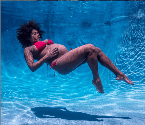 Myriam Banks pregnant underwater