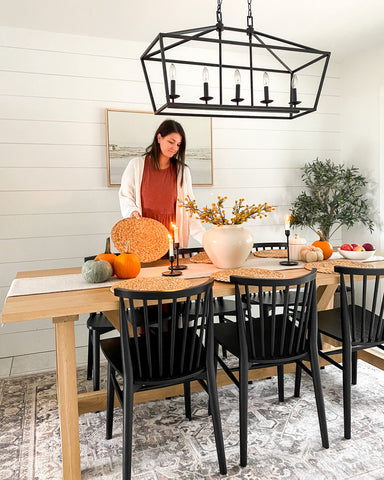 La table de cuisine ou table de salle à manger en bois doit être à la hauteur de tous ces petits et grands moments qui marquent notre quotidien.