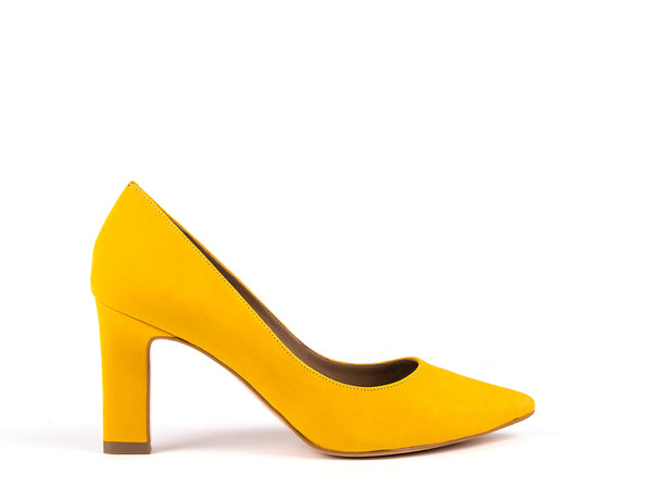 sapatos amarelos de salto