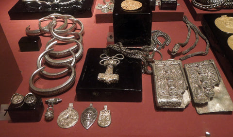 museum stockhom viking reliques thor hammer torc neckring earrings bracelet brooches