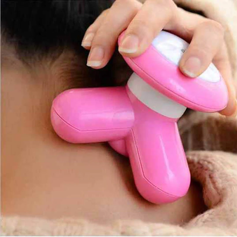 Mano sosteniendo masajeador eléctrico color rosa, sobre el cuello de una persona.