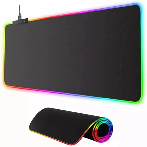 Mousepad negro con luces LED de colores abierto. Abajo hay otro mousepad idéntico, enrollado.