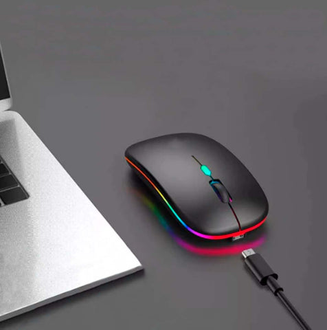 ratón negro con luces LED de colores. A la izquierda se muestra una parte de una laptop.