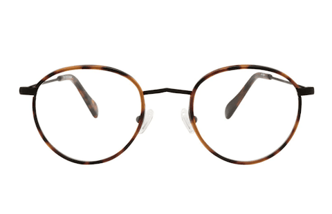 Une paire de lunettes au motif ecailles sur un fond blanc