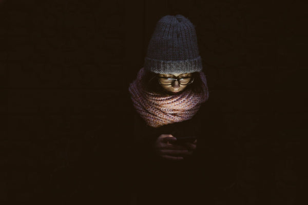 woman-using-cellphone-in-the-dark