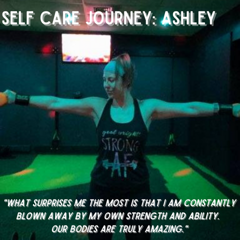 Woman holding handweights in a gym