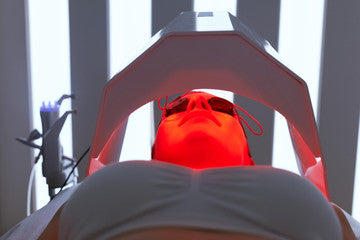 red light therapy on the face