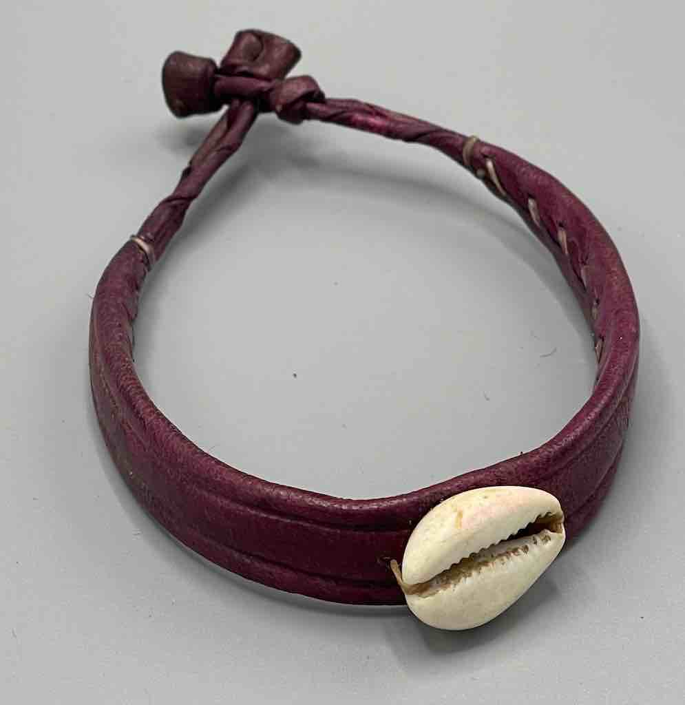 Single Cowrie Shell Solid Color Leather Clasp Bracelet - Mali