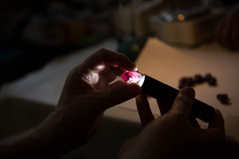 Buying gemstones in the dark