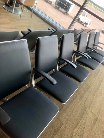 Fila de 4 sillas para zona de espera del aeropuerto.