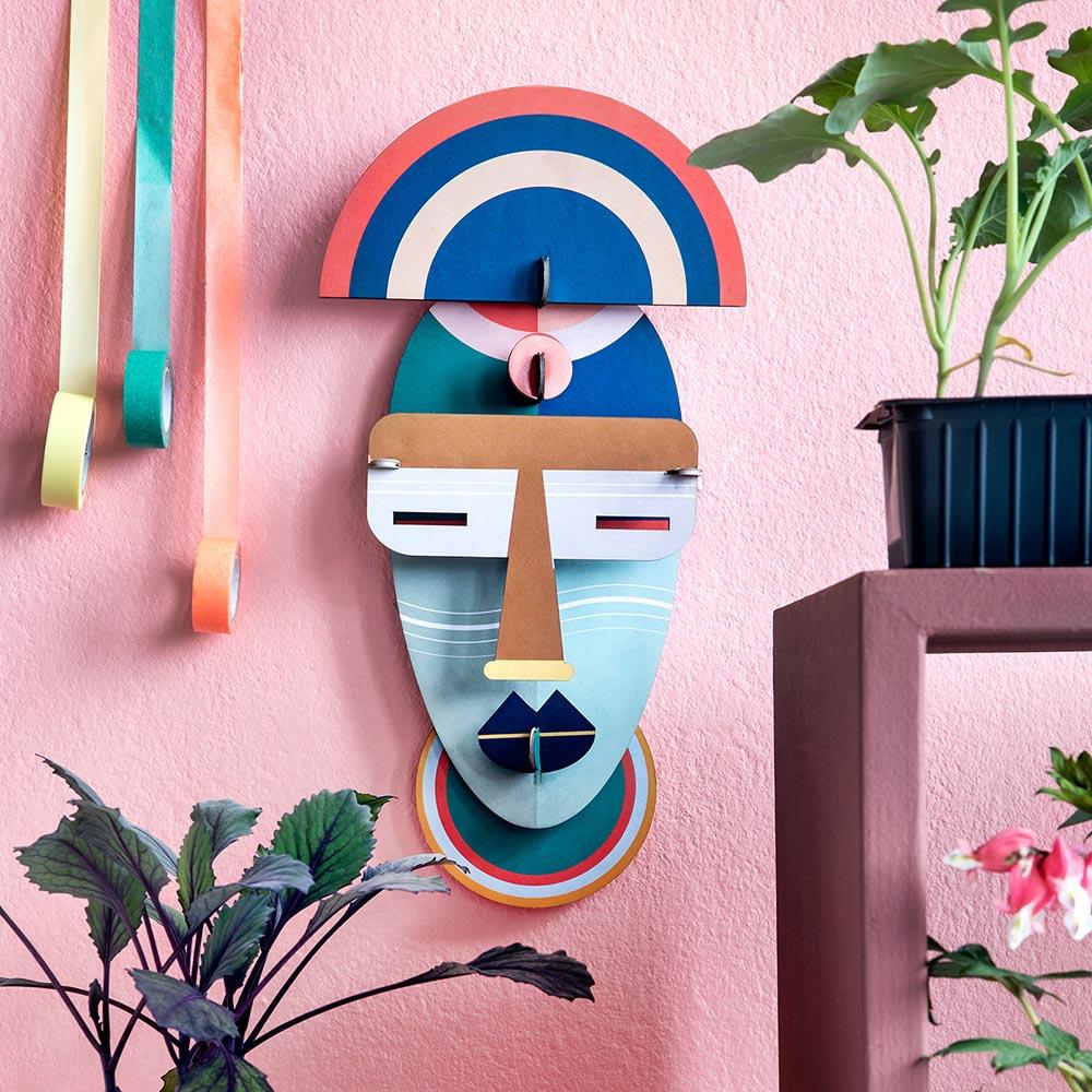 Un Masque Africain Colore En Decoration Murale Pour Son Interieur My Little Day