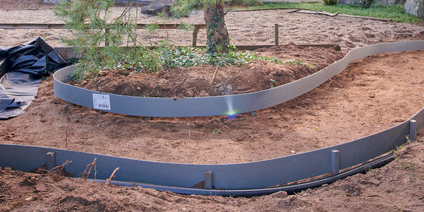 Un jardin et bassin conçu avec l'aide de bandes et bordures de jardin