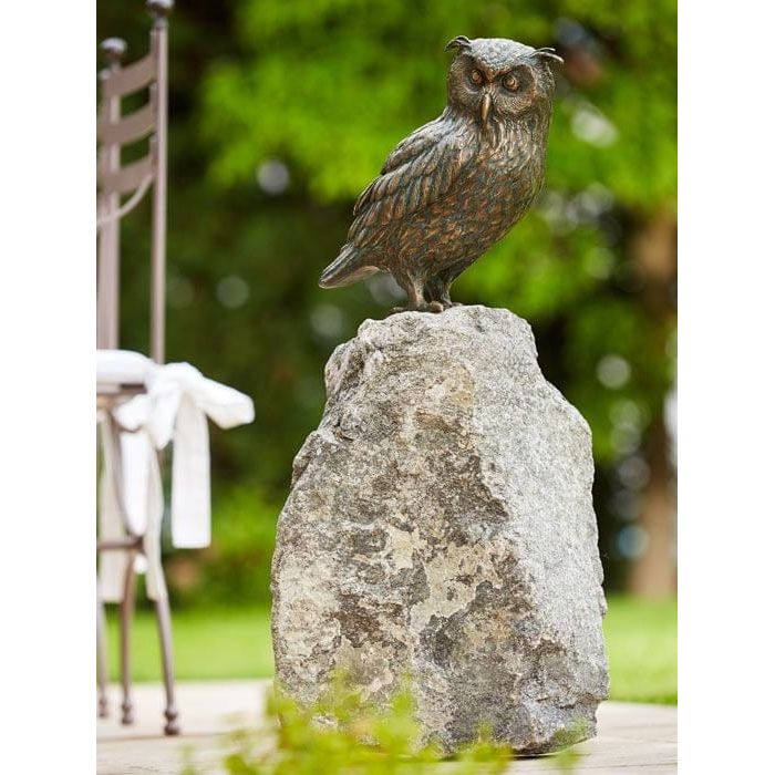  Uhu sitzend auf Granitstein